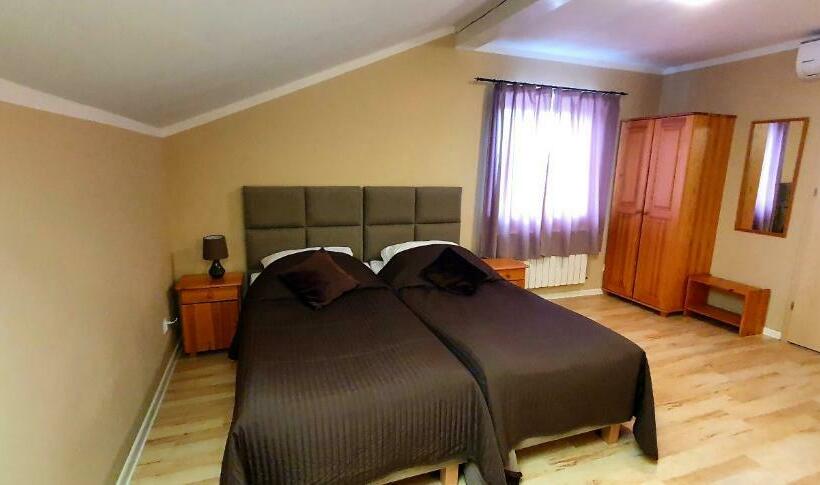 غرفة قياسية ثلاثية, Zajazd Zaścianek