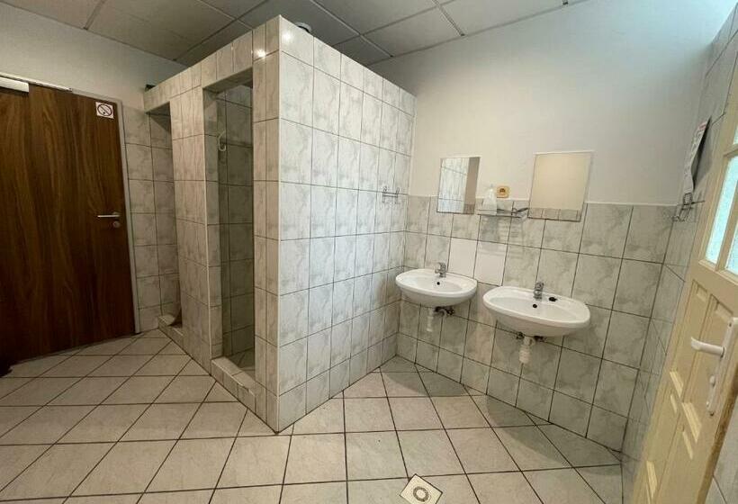 标准三人间共用浴室, Anna Noclegi