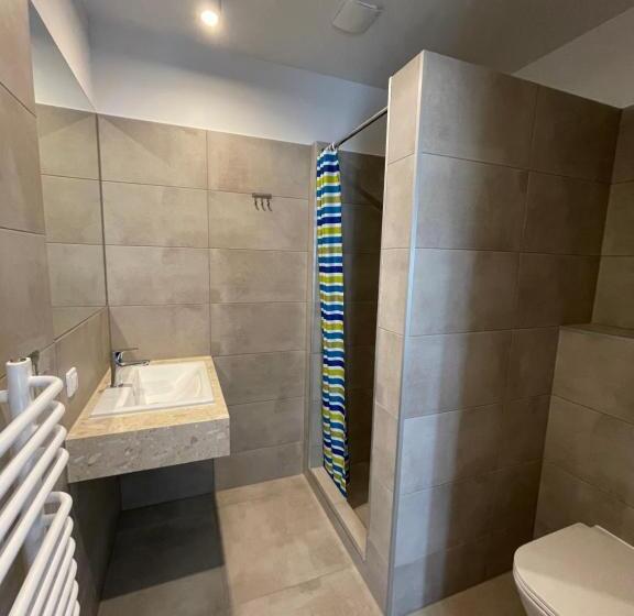 家庭间, Anna Noclegi