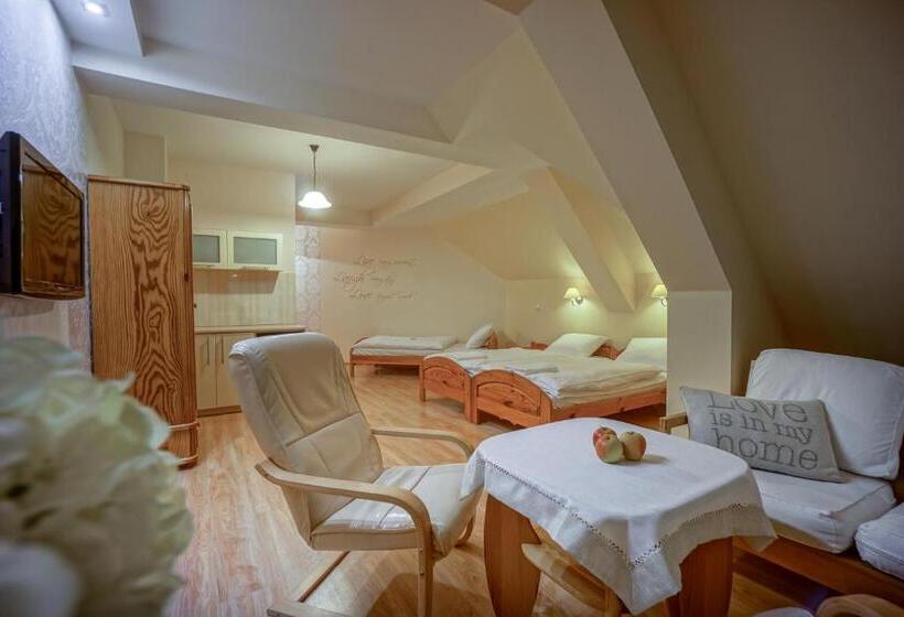 חדר סטנדרט לשלושה, Jawor