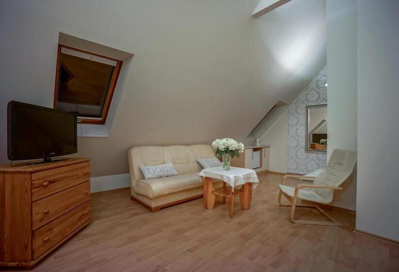 חדר סטנדרט לשלושה, Jawor