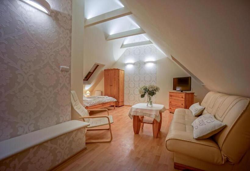 חדר סטנדרט לשלושה, Jawor