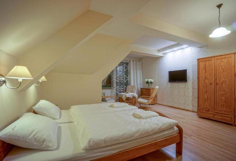 חדר סטנדרט לשלושה, Jawor