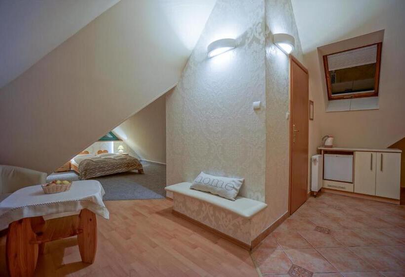 חדר בסיסי, Jawor