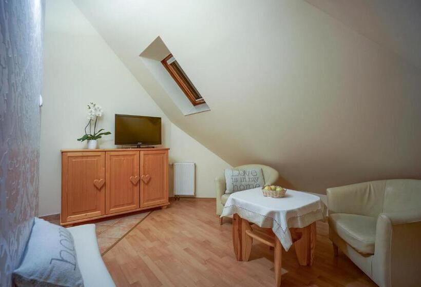 חדר בסיסי, Jawor