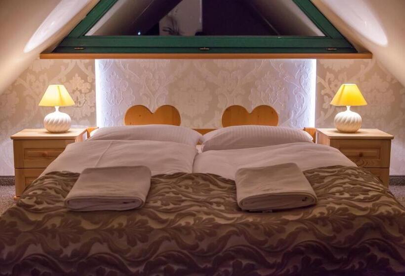 חדר בסיסי, Jawor