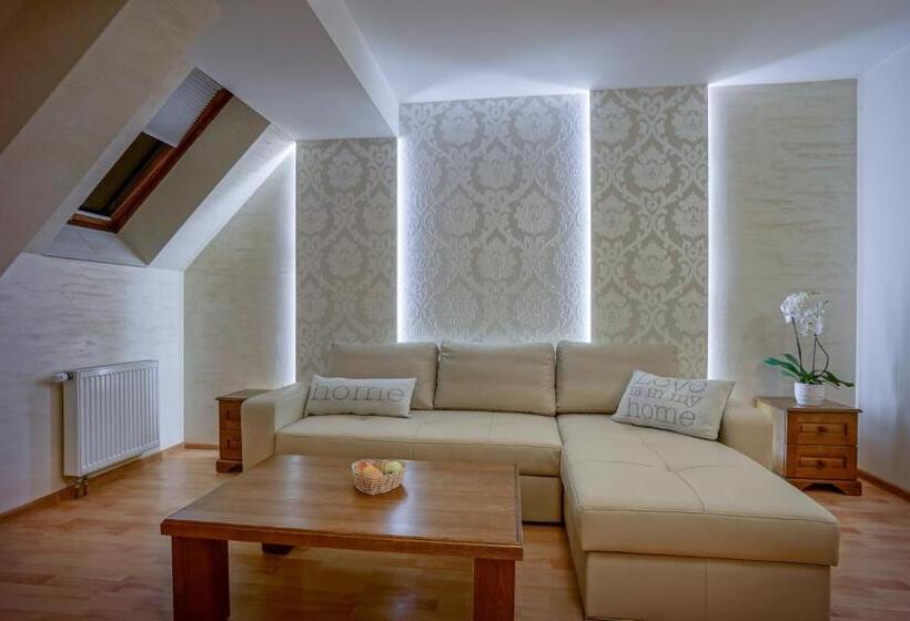 חדר סטודיו סטנדרד, Jawor