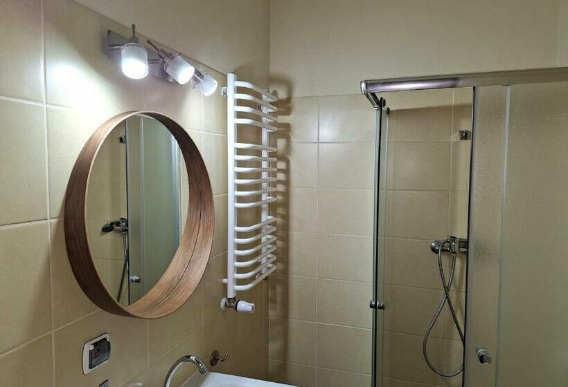 חדר סטנדרט לשלושה עם מרפסת, Omega Jantar