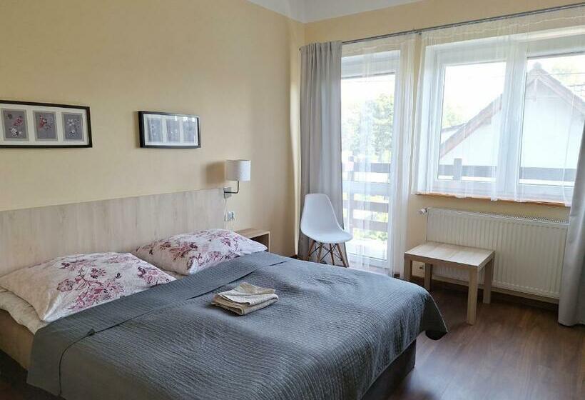 חדר סטנדרט לשלושה עם מרפסת, Omega Jantar