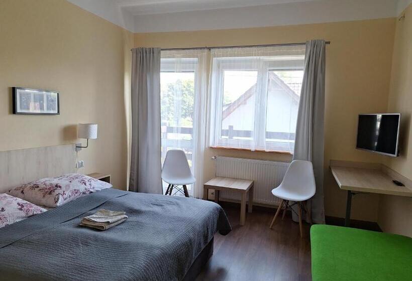 חדר סטנדרט לשלושה עם מרפסת, Omega Jantar