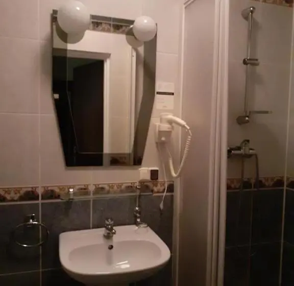 Camera Tripla Standard, Savoy