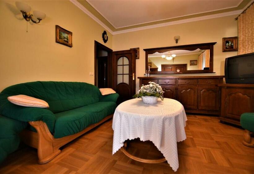 شقة غرفة واحدة, Dwor Osieczek