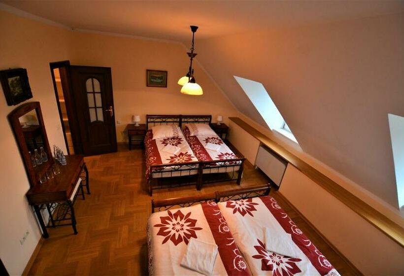 غرفة قياسية ثلاثية, Dwor Osieczek