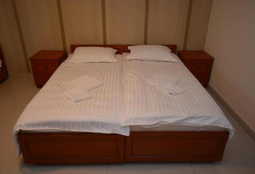 غرفة كلاسيكية ثلاثية, Dwor Osieczek