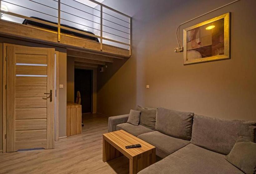 חדר משפחתי, Pensjonat Długie