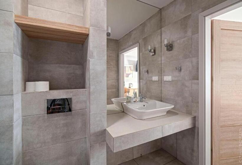 חדר משפחתי, Pensjonat Długie