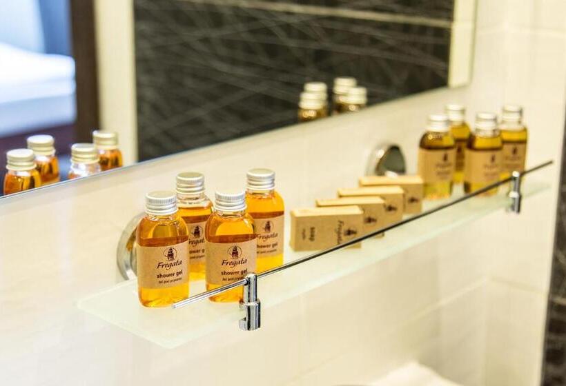 デラックスの４人部屋, Fregata