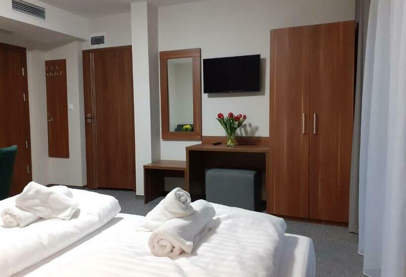 اتاق لوکس سه تخته, Gucio