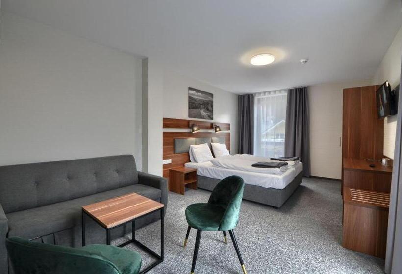 اتاق لوکس سه تخته, Gucio