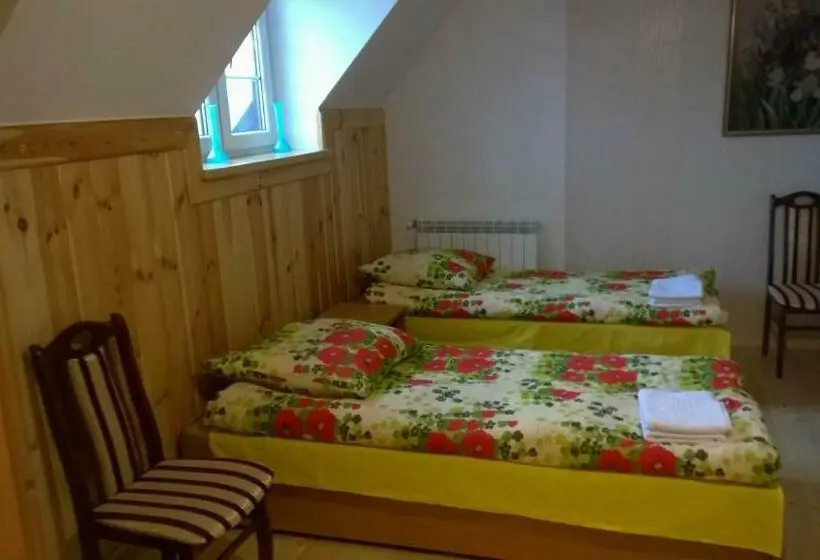 スタンダード４人部屋, Noclegi Dwór Szlachecki Biedaczów