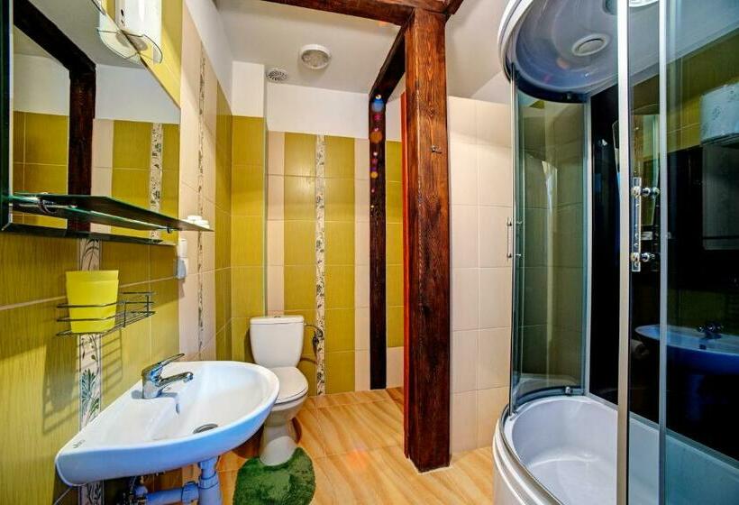 家庭间, Noclegi Dwór Szlachecki Biedaczów