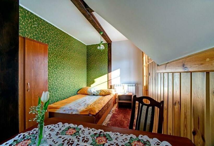 家庭间, Noclegi Dwór Szlachecki Biedaczów