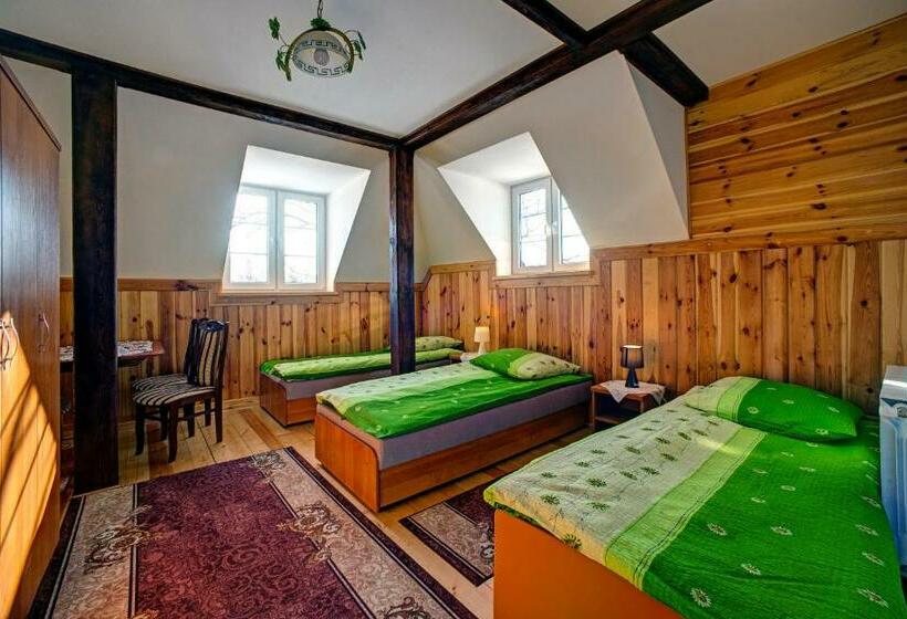 家庭间, Noclegi Dwór Szlachecki Biedaczów