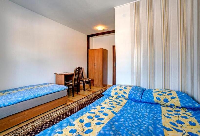 带阳台的三人标准间, Noclegi Dwór Szlachecki Biedaczów