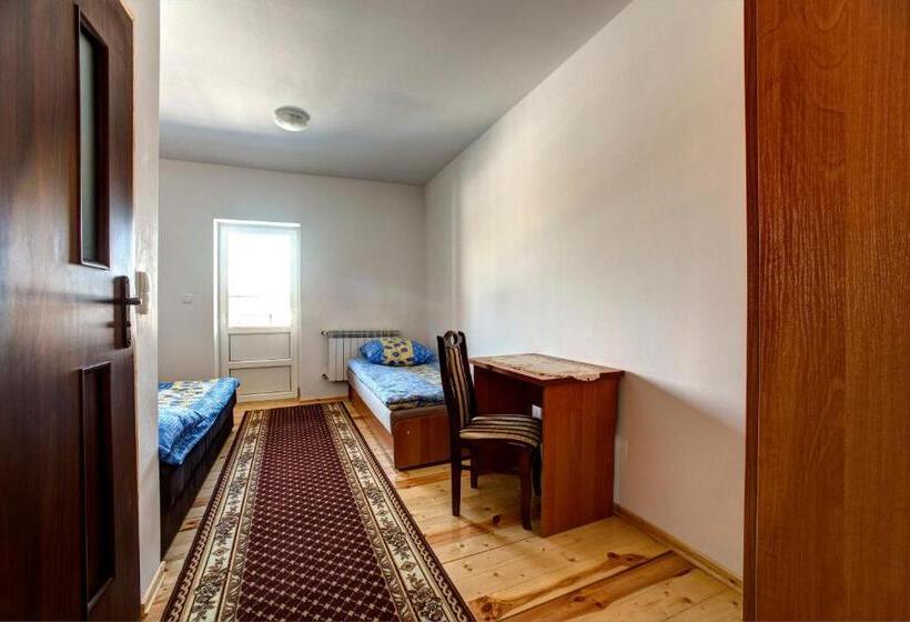 带阳台的三人标准间, Noclegi Dwór Szlachecki Biedaczów