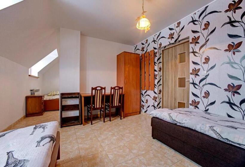 经济四人间 - 带共用浴室, Noclegi Dwór Szlachecki Biedaczów