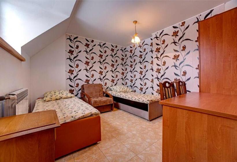 经济四人间 - 带共用浴室, Noclegi Dwór Szlachecki Biedaczów