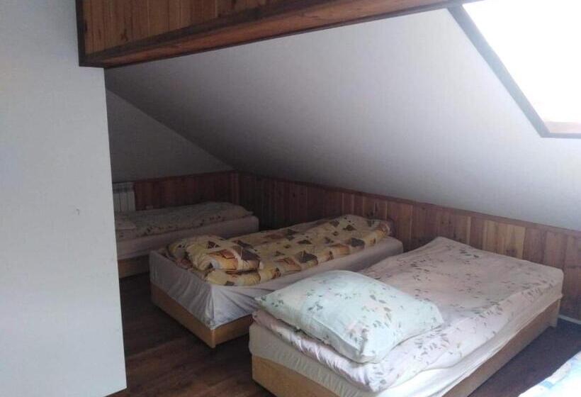 家庭间, Noclegi Dwór Szlachecki Biedaczów