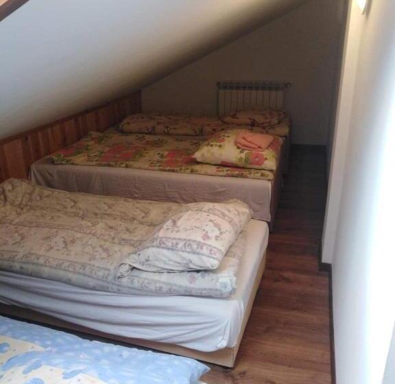 家庭间, Noclegi Dwór Szlachecki Biedaczów