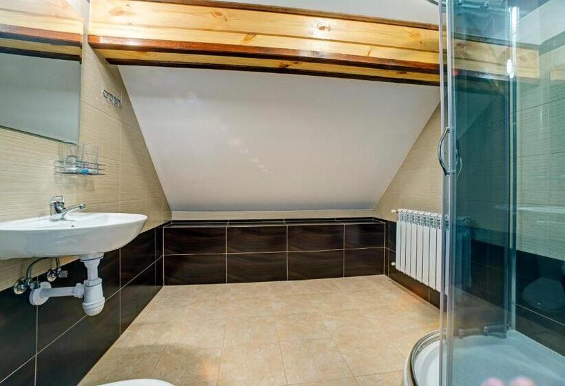 家庭间, Noclegi Dwór Szlachecki Biedaczów