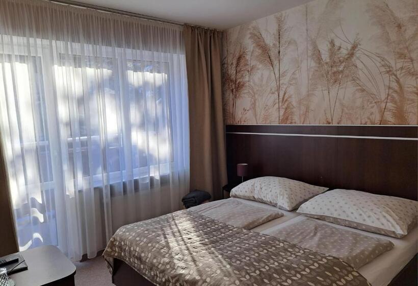 标准间, Willa Celina