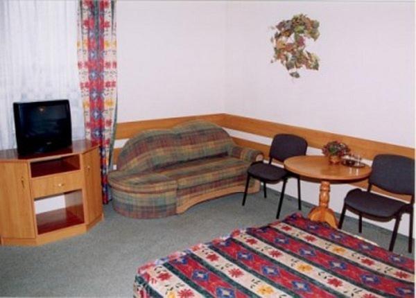 غرفة قياسية ثلاثية, Motel Zacisze