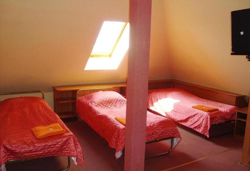 غرفة قياسية ثلاثية, Motel Zacisze