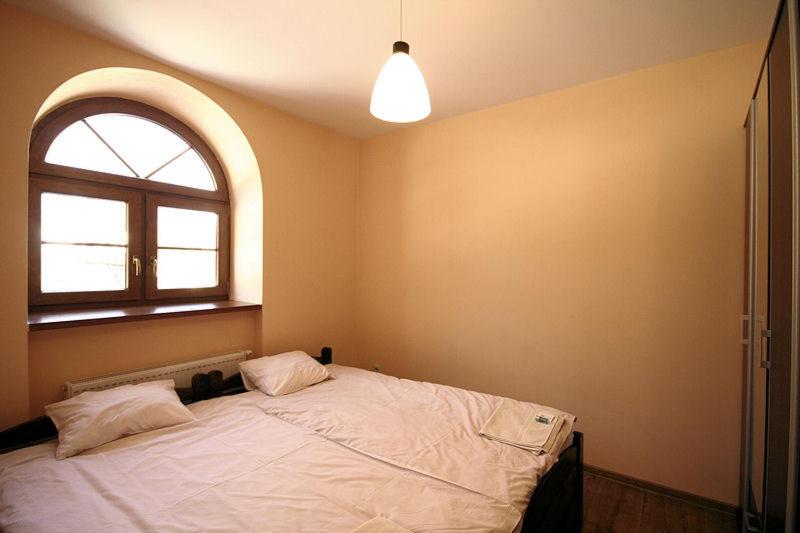 1ベッドルームアパートメント, Pod Kolumnami