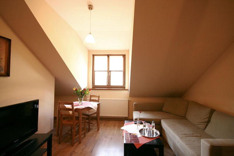 1ベッドルームアパートメント, Pod Kolumnami