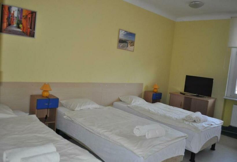 スタンダードトリプルルーム, Pod Starymi Lipami