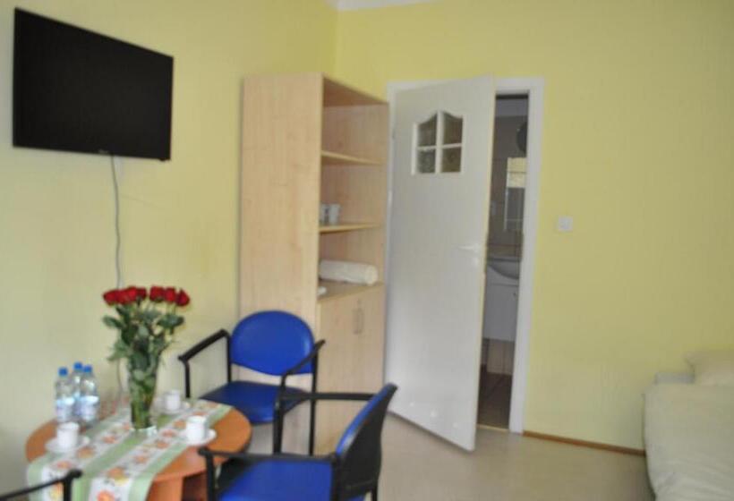 スタンダードトリプルルーム, Pod Starymi Lipami