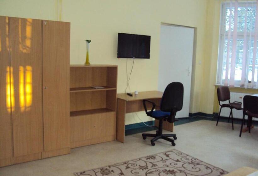 غرفة قياسية رباعية, Pod Starymi Lipami