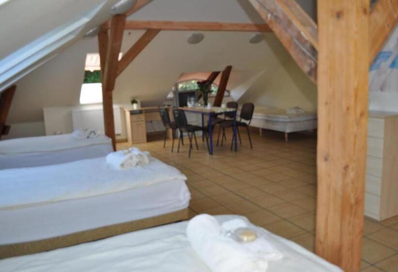 スタンダード４人部屋, Pod Starymi Lipami