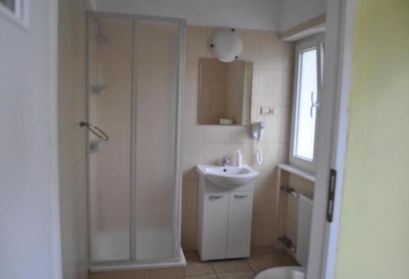 スタンダードトリプルルーム, Pod Starymi Lipami