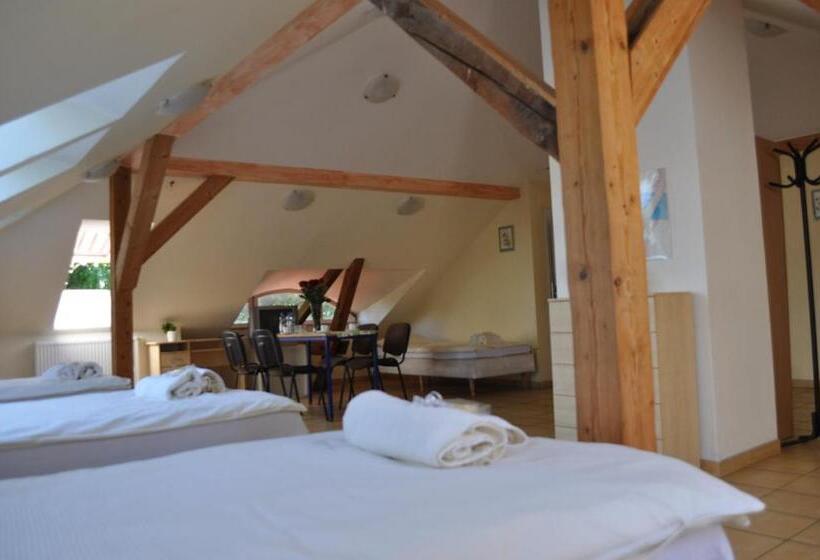 スタンダード４人部屋, Pod Starymi Lipami