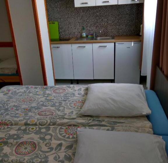 اتاق خانوادگی, Villa Eleven