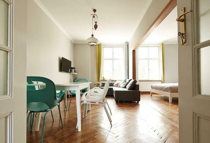 דירת שני חדרים, Playroom Apart