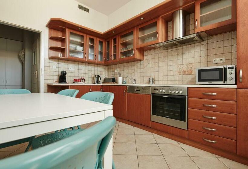 דירת שני חדרים, Playroom Apart