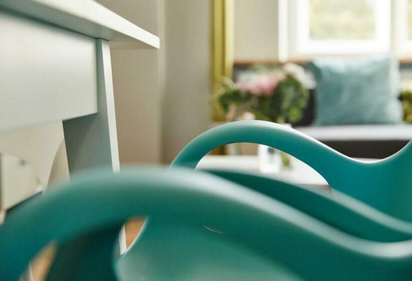 דירת שני חדרים, Playroom Apart