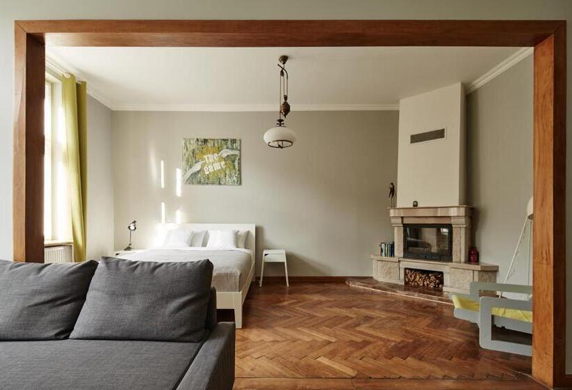 דירת שני חדרים, Playroom Apart